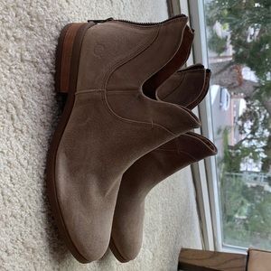 Brand new tan suede Born boots